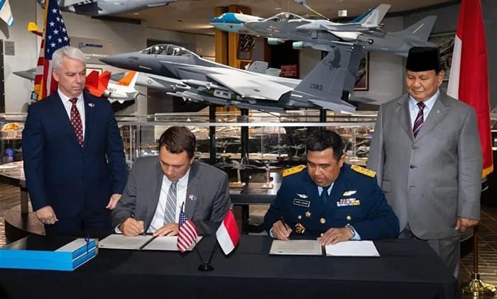 Boeing dan Indonesia saat menandatangani pembelian jet tempur F-15EX pada 2023.